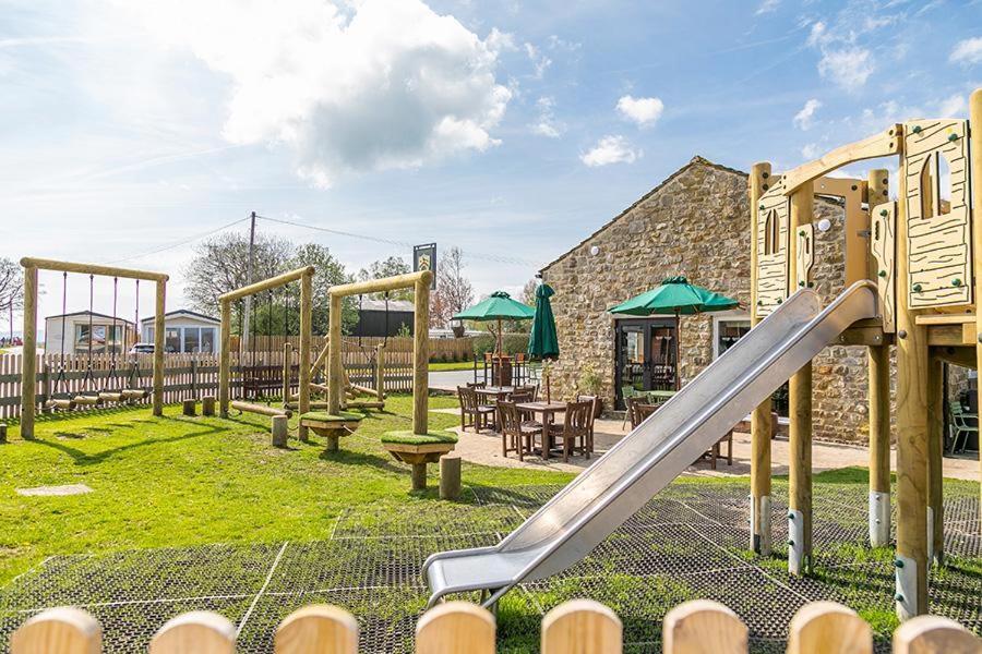 Ascot Hotel Tosside Екстериор снимка