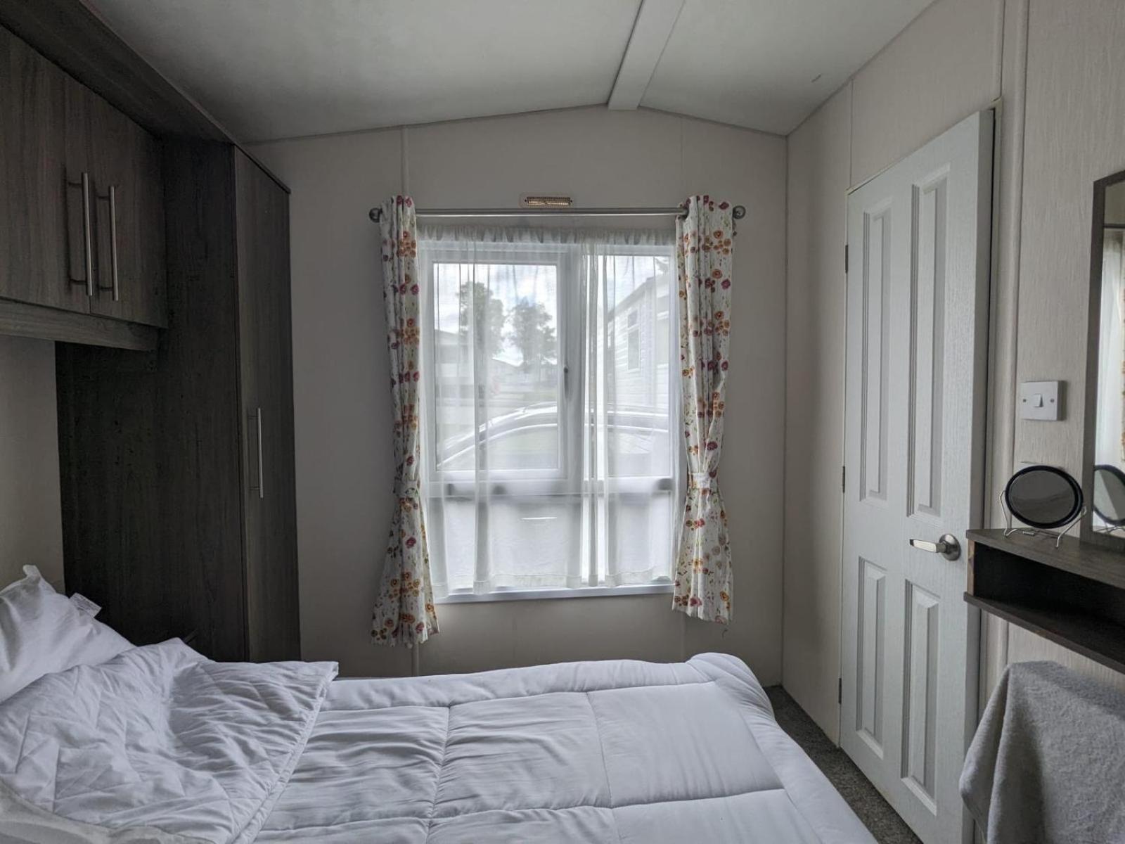 Ascot Hotel Tosside Екстериор снимка