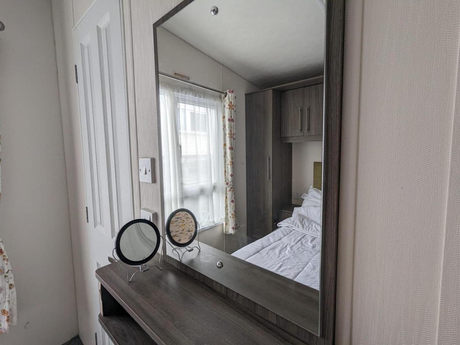 Ascot Hotel Tosside Екстериор снимка