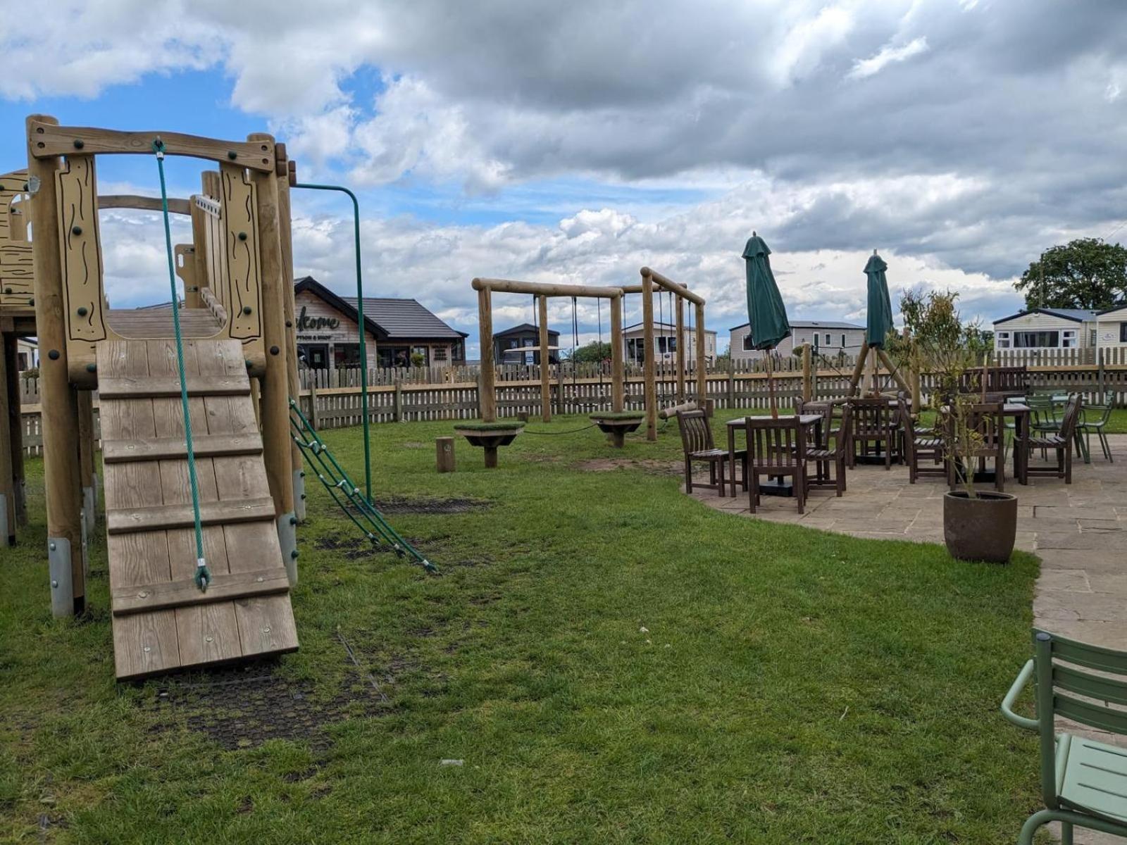 Ascot Hotel Tosside Екстериор снимка